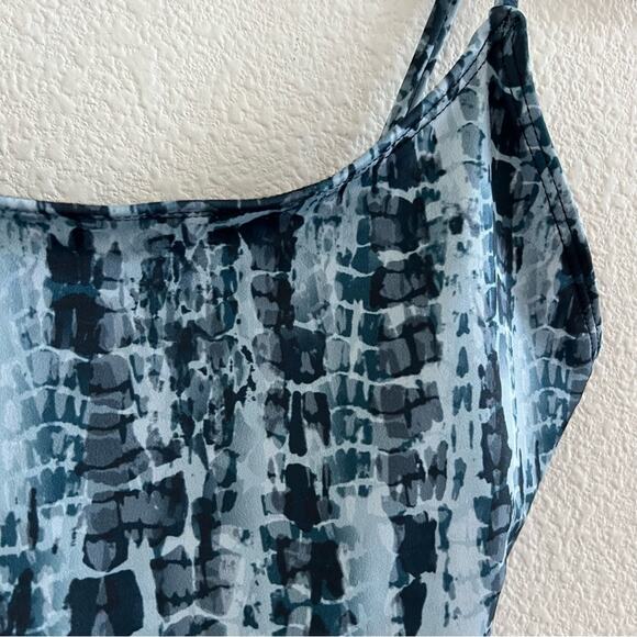 Onzie Crop Blue Geometric Tie Dye Top Athleisure Workout Medium/Large - Picture 2 of 5